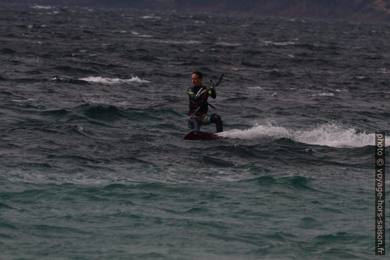 Kitesurfeur en mars à Giens. Photo © André M. Winter