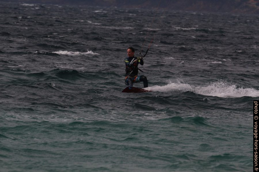 Kitesurfeur en mars à Giens. Photo © André M. Winter