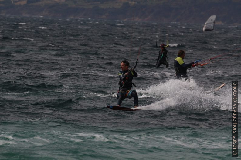 Kitesurfeurs en mars à Giens. Photo © André M. Winter