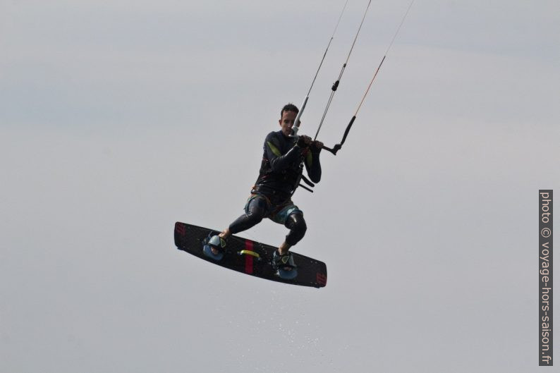 Kitesurfeur en suspension en l'air. Photo © André M. Winter