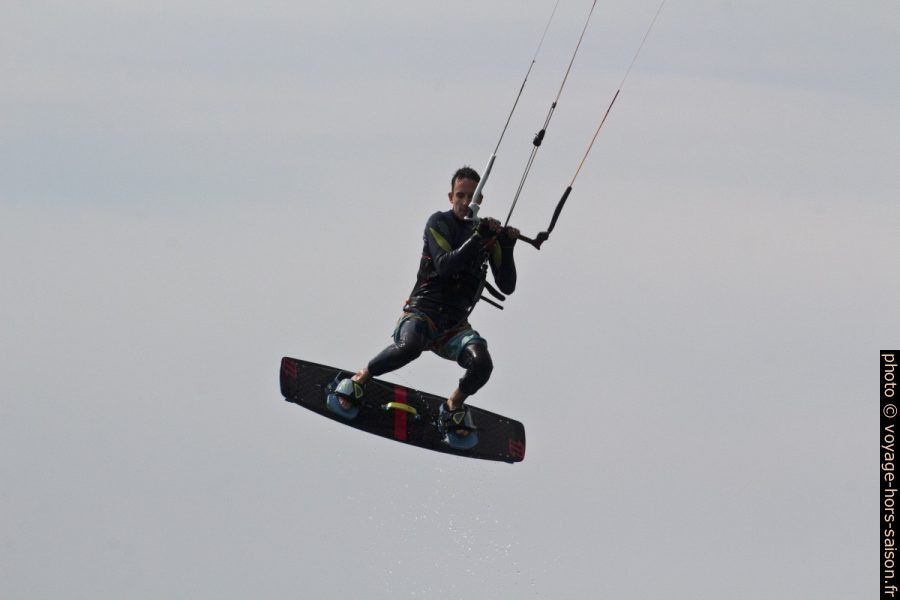 Kitesurfeur en suspension en l'air. Photo © André M. Winter