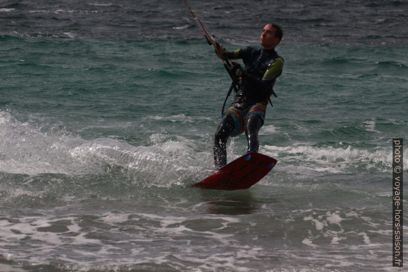 Kitesurfeur contrôlant son aile à boudin. Photo © André M. Winter