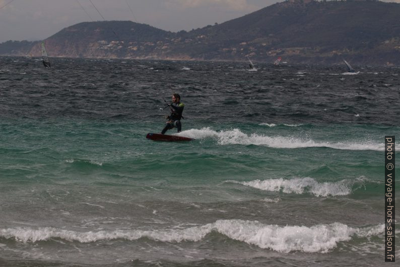 Kitesurfeur recherchant la vitesse. Photo © André M. Winter