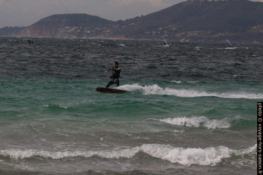 Kitesurfeur recherchant la vitesse. Photo © André M. Winter