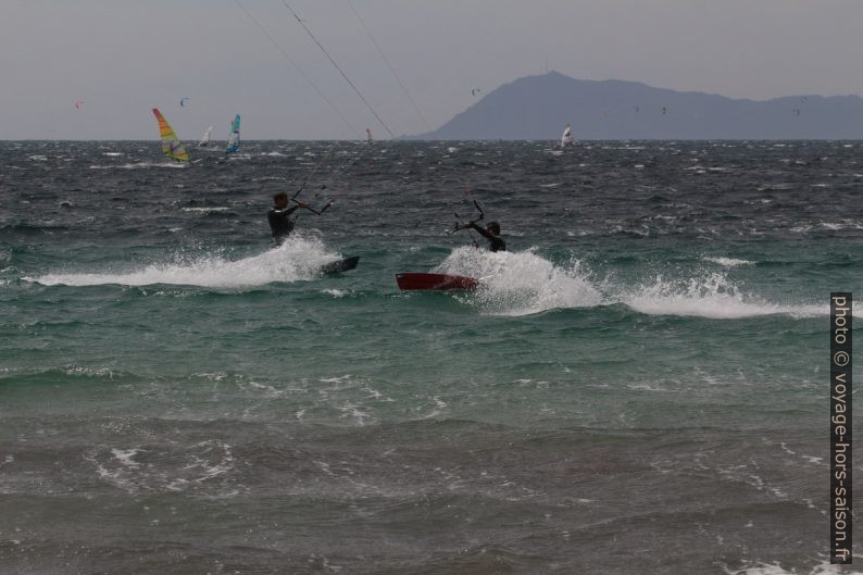 Croisement de kitesurfeurs recherchant la vitesse. Photo © André M. Winter