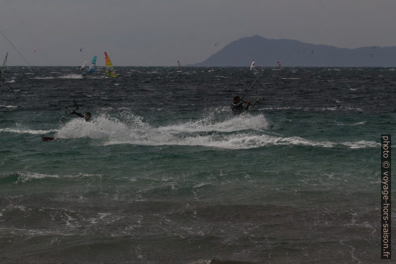 Surfeurs sous le vent de Giens. Photo © André M. Winter