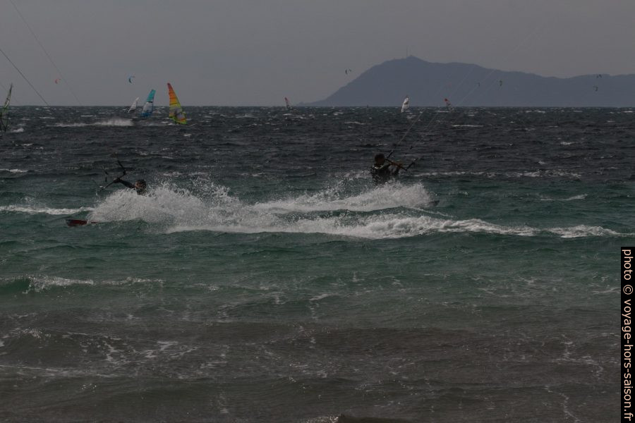 Surfeurs sous le vent de Giens. Photo © André M. Winter