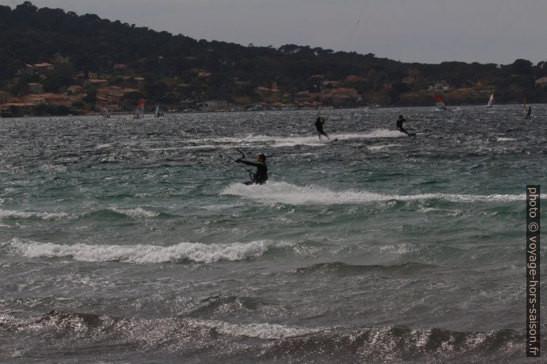 Kite-surfeurs dans la Rade de Giens. Photo © André M. Winter