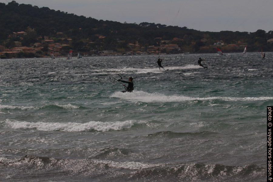 Kite-surfeurs dans la Rade de Giens. Photo © André M. Winter