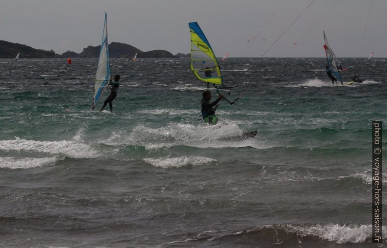 Surfeurs dans la Rade de Giens. Photo © André M. Winter