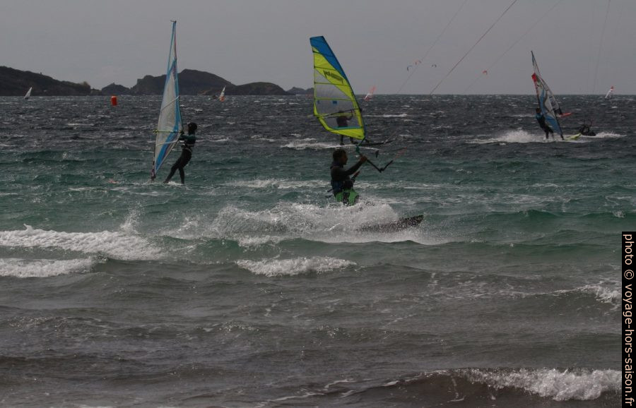 Surfeurs dans la Rade de Giens. Photo © André M. Winter