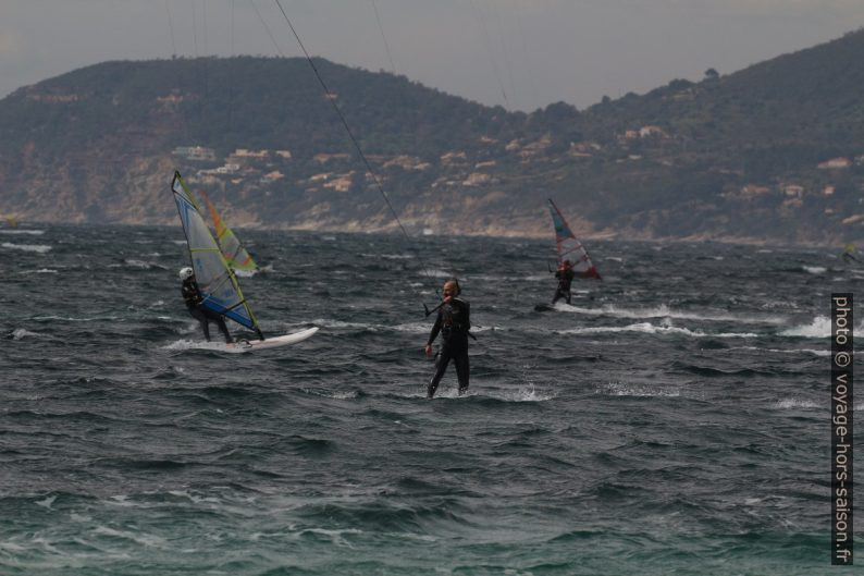 Chassé-croisé de surfeurs dans la Rade de Giens. Photo © André M. Winter