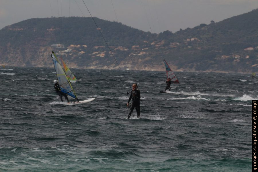 Chassé-croisé de surfeurs dans la Rade de Giens. Photo © André M. Winter