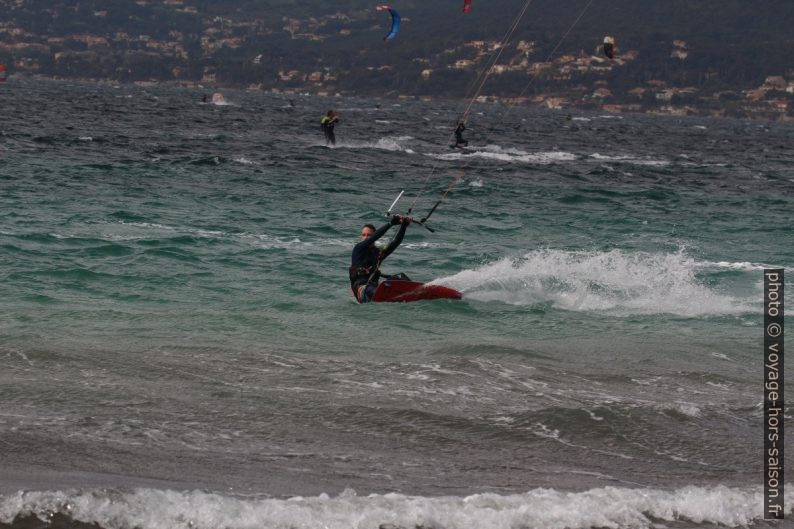 Kitesurfeur dans la Rade de Giens. Photo © André M. Winter