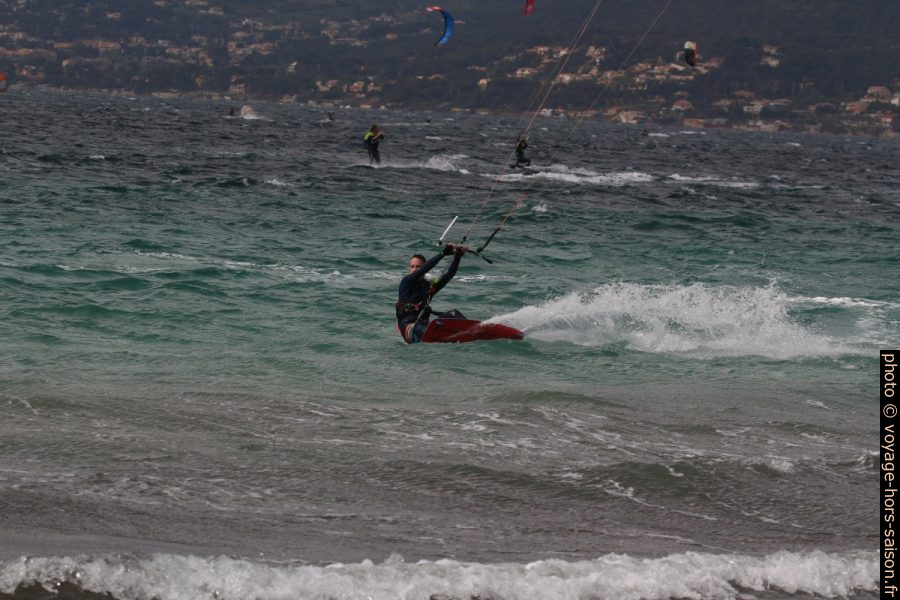 Kitesurfeur dans la Rade de Giens. Photo © André M. Winter