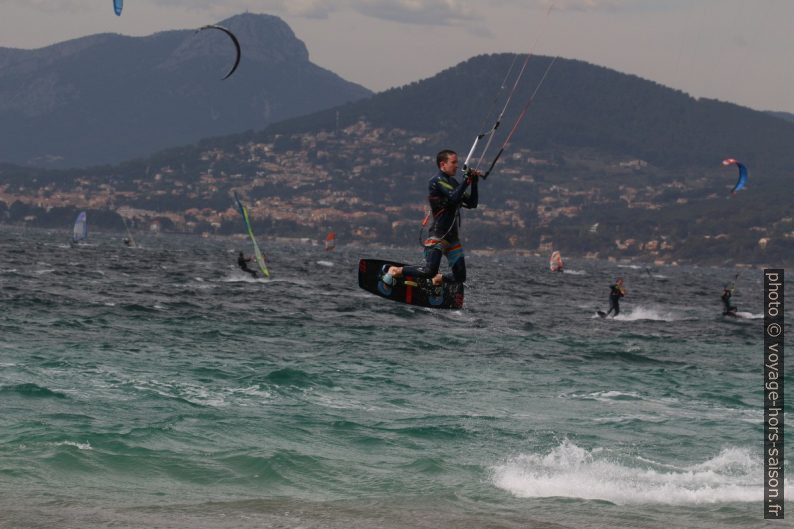 Kitesurfeur sautant dans la Rade de Giens. Photo © André M. Winter