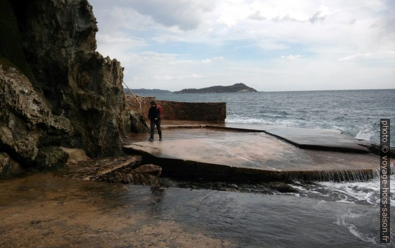 Plateformes bétonnées trop près du rivage. Photo © André M. Winter