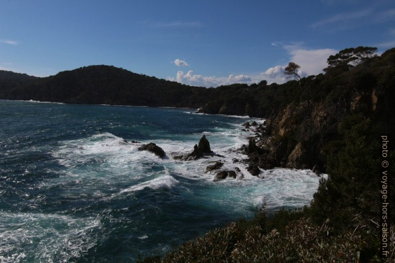 Mer agitée sur la côte des Pierras. Photo © André M. Winter