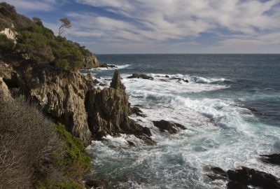 Mer agitée à l'ouest de la Pointe des Morts. Photo © Alex Medwedeff