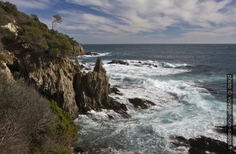 Mer agitée à l'ouest de la Pointe des Morts. Photo © Alex Medwedeff