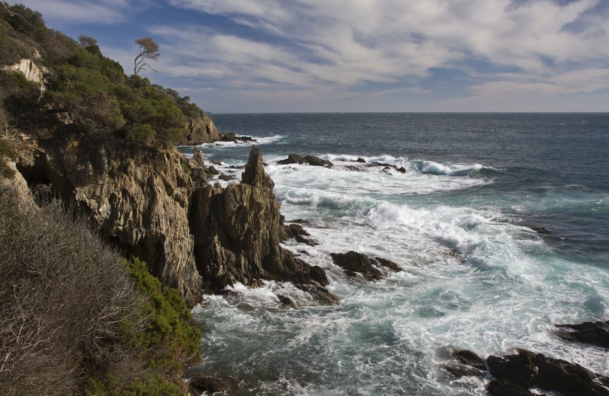 Mer agitée à l'ouest de la Pointe des Morts. Photo © Alex Medwedeff
