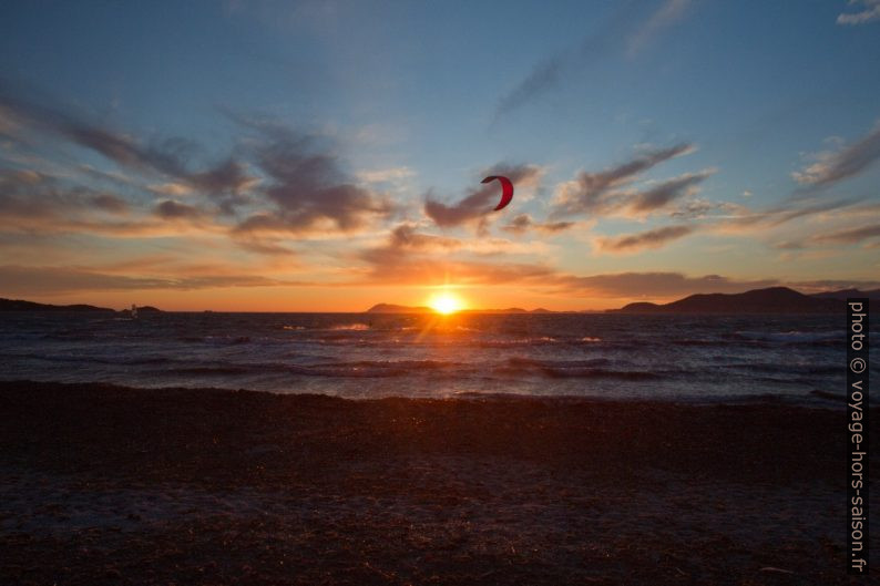 Voile de kitesurf à tombée de la nuit. Photo © Alex Medwedeff