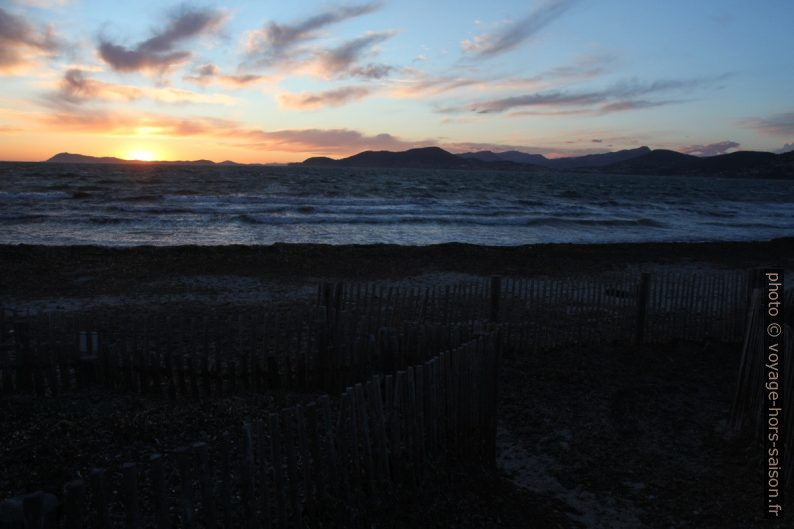 Golfe de Giens au coucher du soleil. Photo © Alex Medwedeff