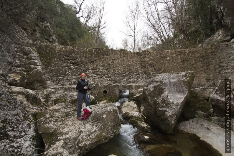 Alex sous le barrage dans le lit du Caramy. Photo © André M. Winter