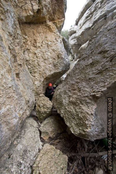Vue retour dans le passage étroit entre un rocher et la paroi. Photo © André M. Winter