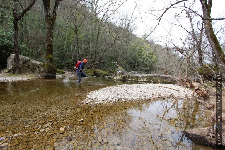 Alex passe le Caramy à gué et en courant sans déchausser. Photo © André M. Winter