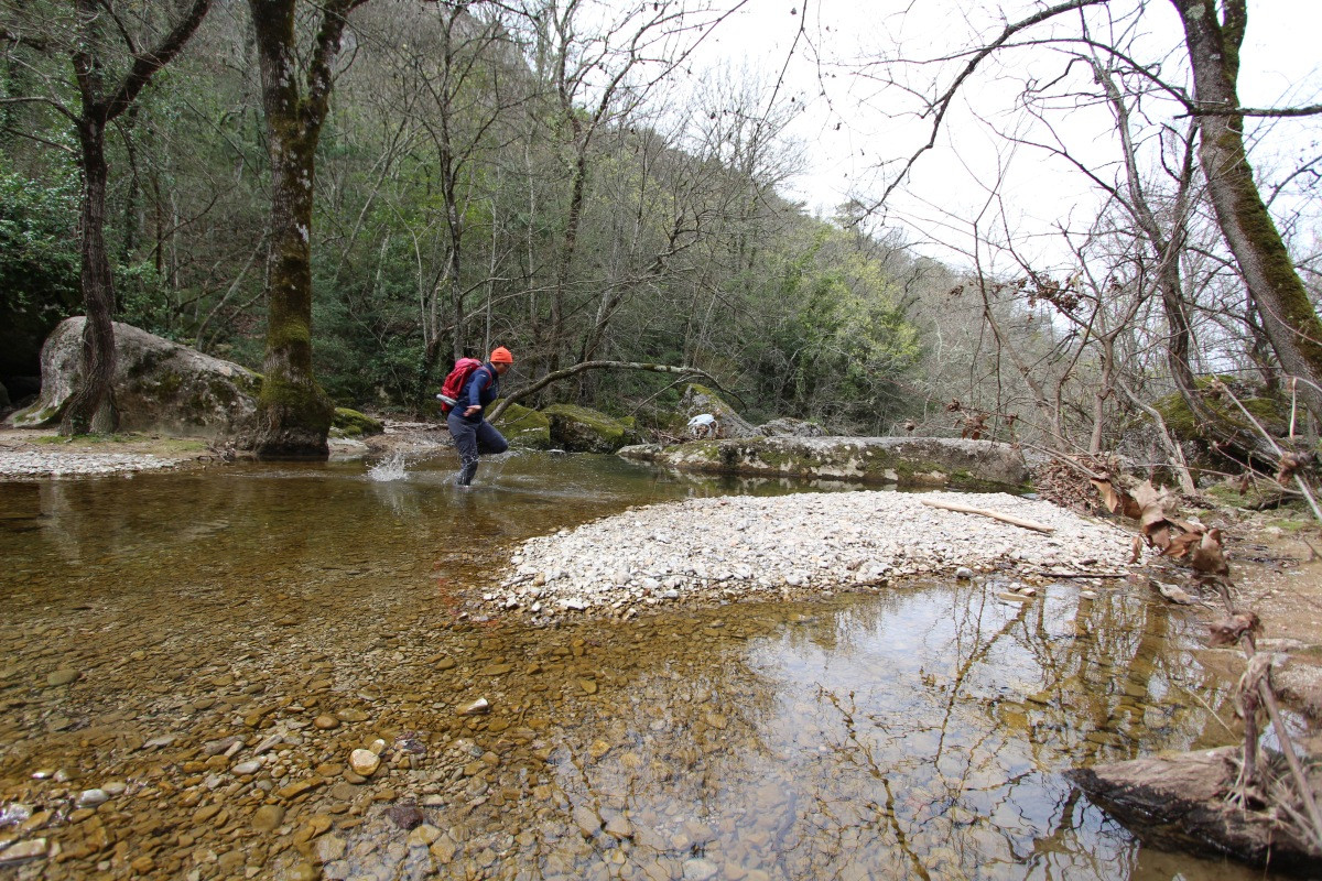 Alex passe le Caramy à gué et en courant sans déchausser. Photo © André M. Winter
