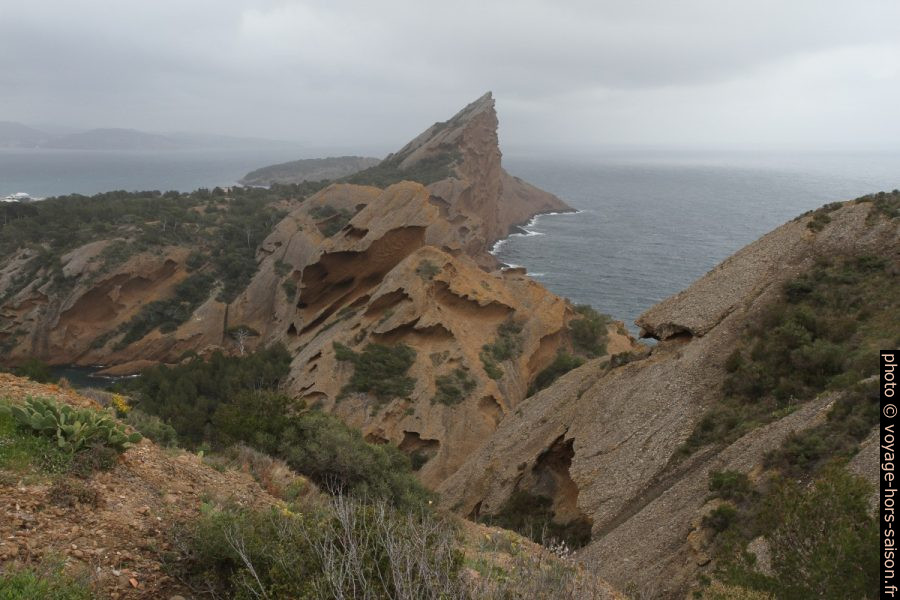 Vue vers le Bec de l'Aigle de la Ciotat. Photo © Alex Medwedeff