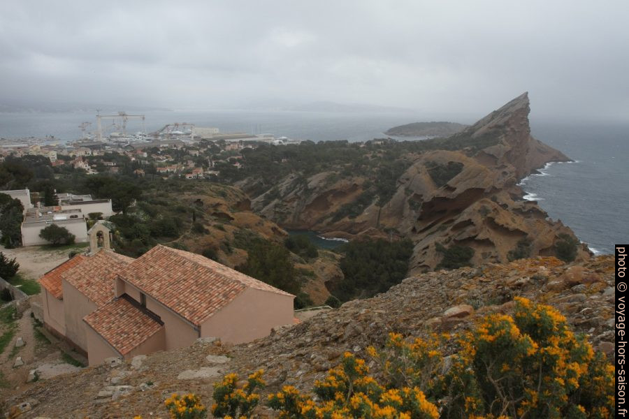 La Ciotat, son Bec de l'Aigle et la Chapelle Notre-Dame de la Garde. Photo © Alex Medwedeff