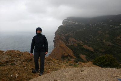 Alex cagoulée et la Grande Tête dans la brume. Photo © André M. Winter