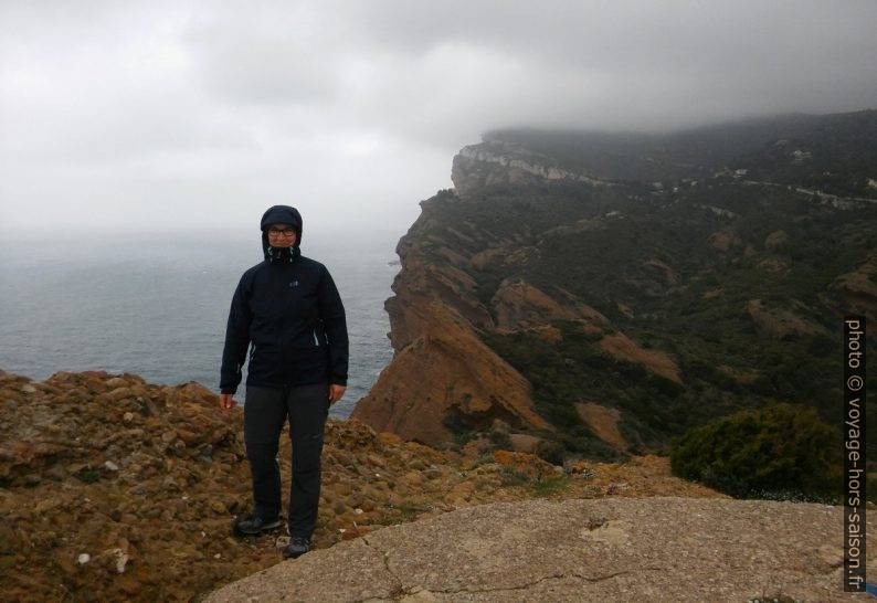 Alex cagoulée et la Grande Tête dans la brume. Photo © André M. Winter