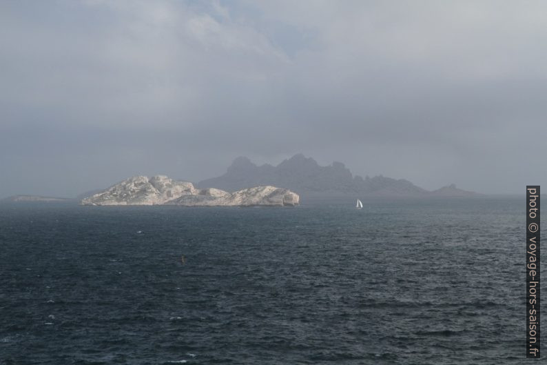 L'Île de Jarre et l'Île de Riou. Photo © Alex Medwedeff