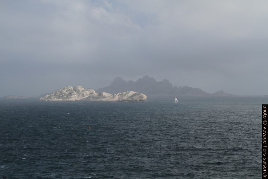 L'Île de Jarre et l'Île de Riou. Photo © Alex Medwedeff