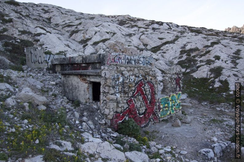 Ruine avec graffitis dans l'Anse de la Maronaise. Photo © André M. Winter