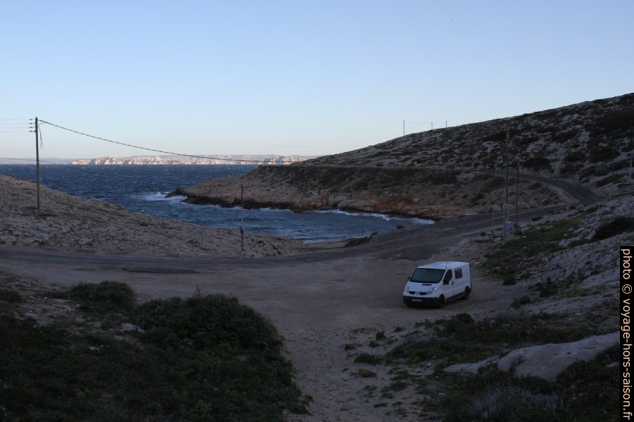 Notre Trafic garé pour la nuit dans l'Anse de la Maronaise. Photo © Alex Medwedeff