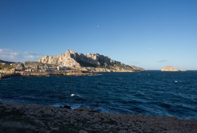 Port des Goudes et les pics de l'Île Maire. Photo © Alex Medwedeff