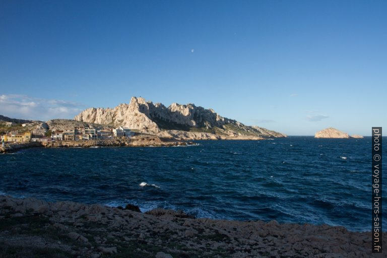 Port des Goudes et les pics de l'Île Maire. Photo © Alex Medwedeff