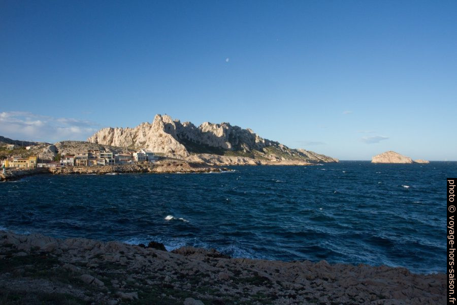 Port des Goudes et les pics de l'Île Maire. Photo © Alex Medwedeff