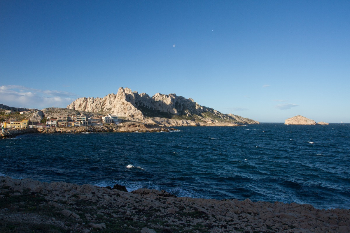 Port des Goudes et les pics de l'Île Maire. Photo © Alex Medwedeff