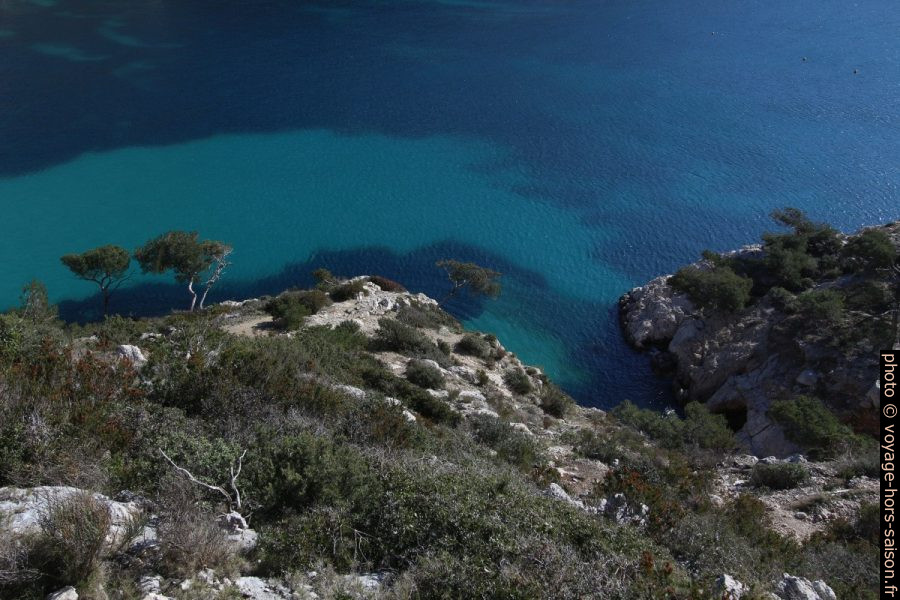 Vue plongeante dans l'eau de la Calanque de Sormiou. Photo © André M. Winter