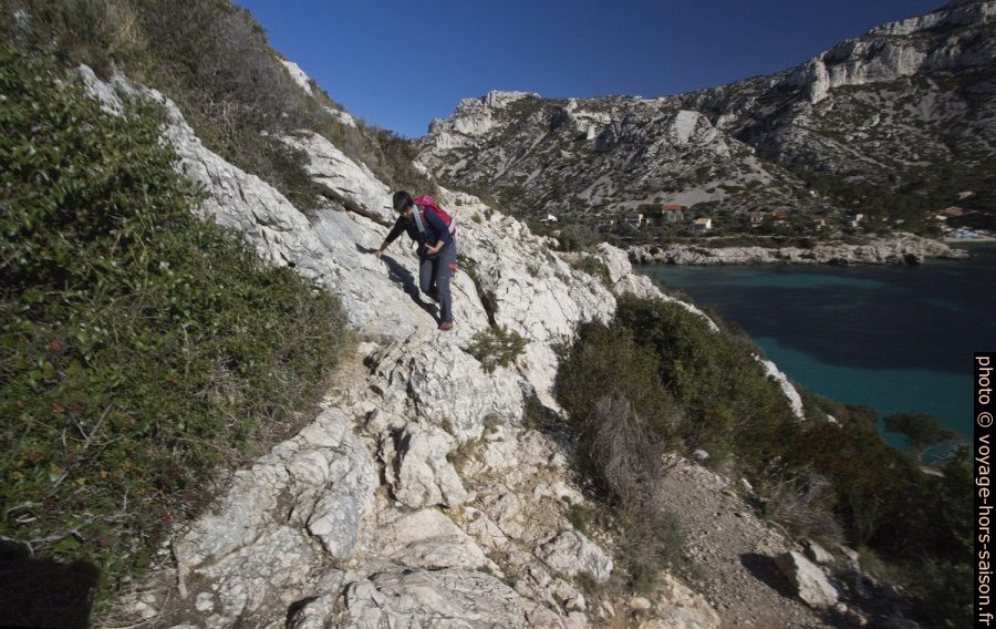 Alex passe des rochers sur le chemin sous la Crête de Sormiou. Photo © André M. Winter