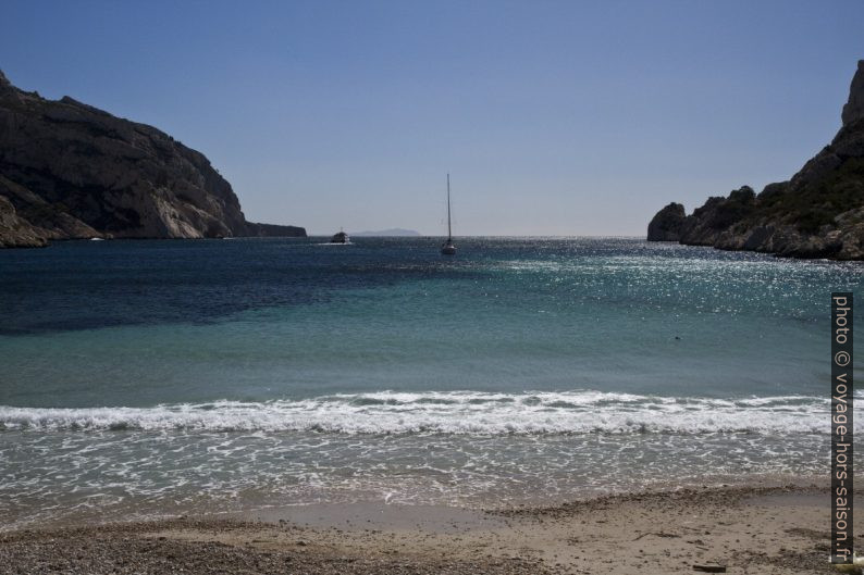 Calanque de Sormiou avec un seul voilier. Photo © Alex Medwedeff