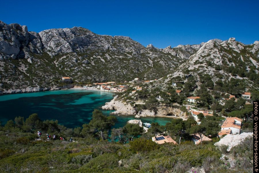 Vue retour vers la Plage de la Calanque de Sormiou. Photo © Alex Medwedeff