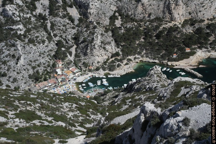 Vue plongeante sur le port dans la Calanque de Morgiou. Photo © Alex Medwedeff