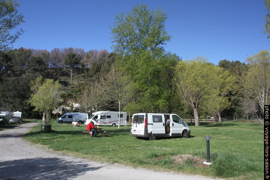 Emplacements libres hors saison au Camping du Vallon des Cigales. Photo © Alex Medwedeff