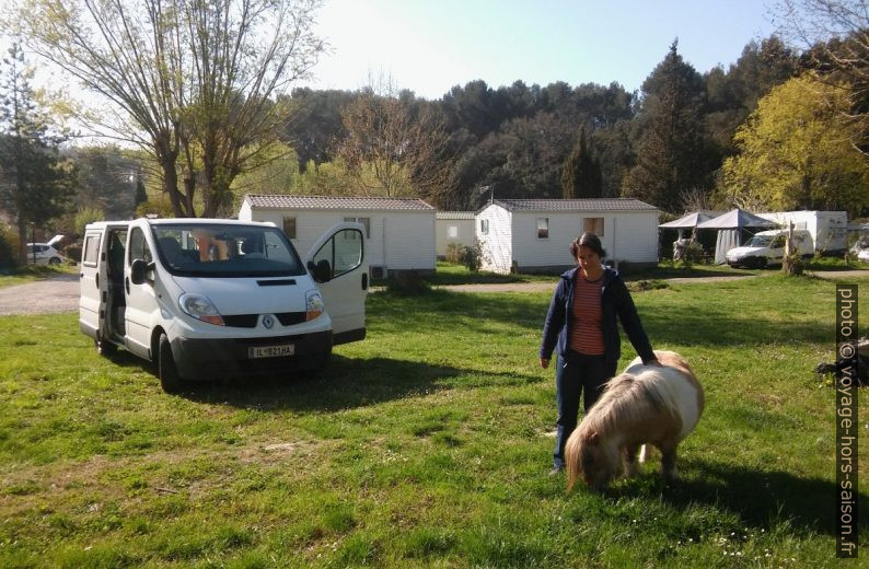 Alex avec le poney au Camping Vallon des Cigales. Photo © André M. Winter